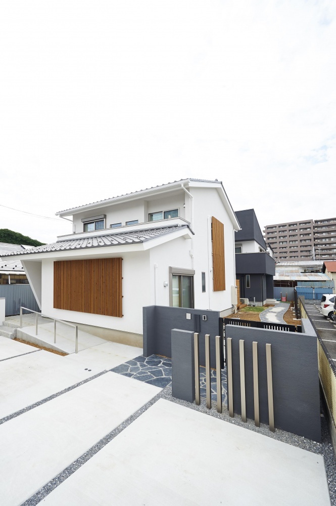 白と黒の二世帯住宅～ウッドデッキで繋ぐ。三世帯・二つの家～  注文 