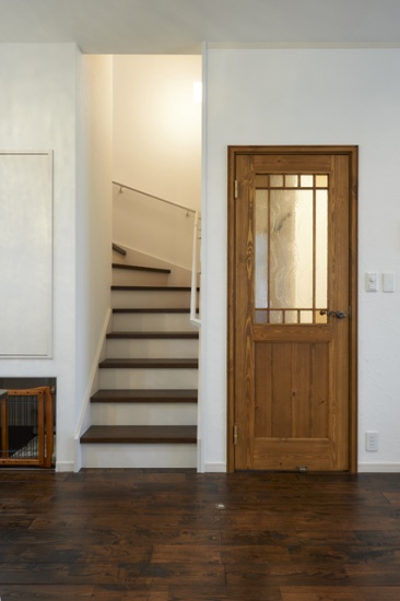 リビング階段と無垢ドア