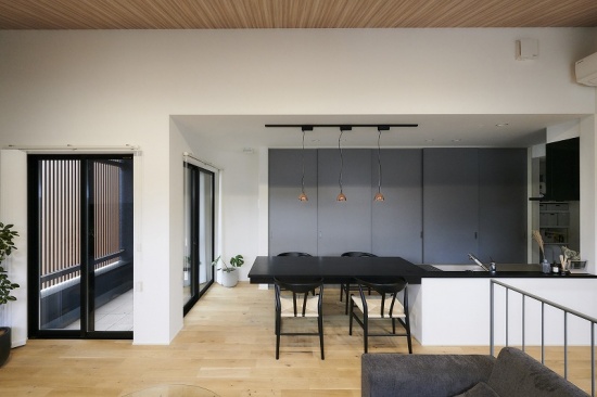 すっきりとした空間のキッチン背面収納