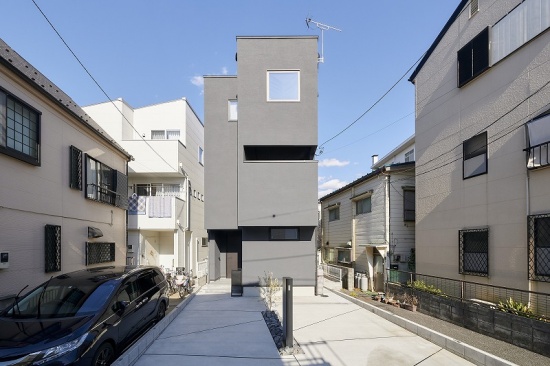 住宅密集地に建つBOX型のファサード