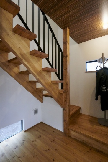 光が抜ける木製ストリップ階段