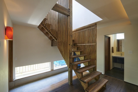 繊細な技術の木格子×木製ストリップ階段