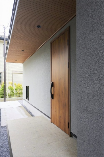 造作の庇をデザインした統一感のある玄関