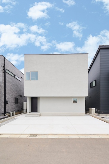 シンプルな白いBOX型の外観