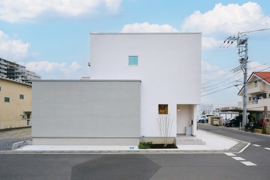 2色でまとめられたシンプルな外観