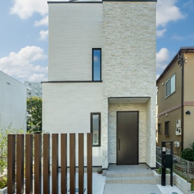 都市型ライフに馴染む採光と広がりを両立した家