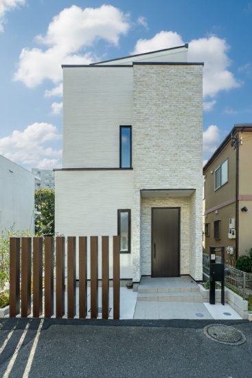 周りの街並みに調和した上品な外観