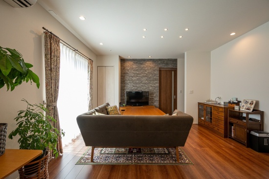 テレビボード裏の壁