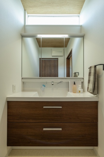 洗面所の高い窓