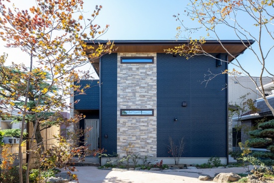 植栽との融合が目を惹く外観