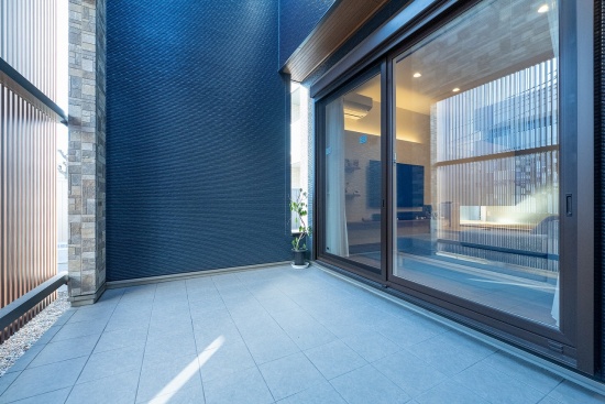 目線を遮りつつプライベート空間を保つ中庭