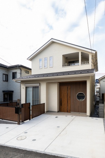 街並みに馴染みながらこだわりが光る外観