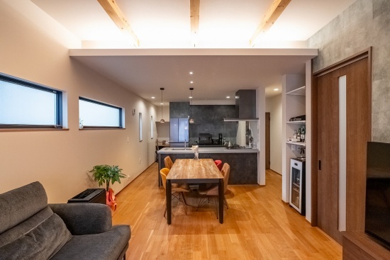 回遊動線と木の温もりを感じるLDK