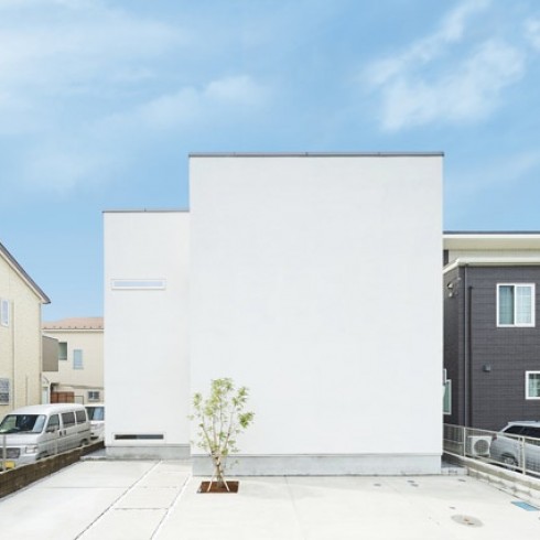 真っ白でシンプルな箱型の家